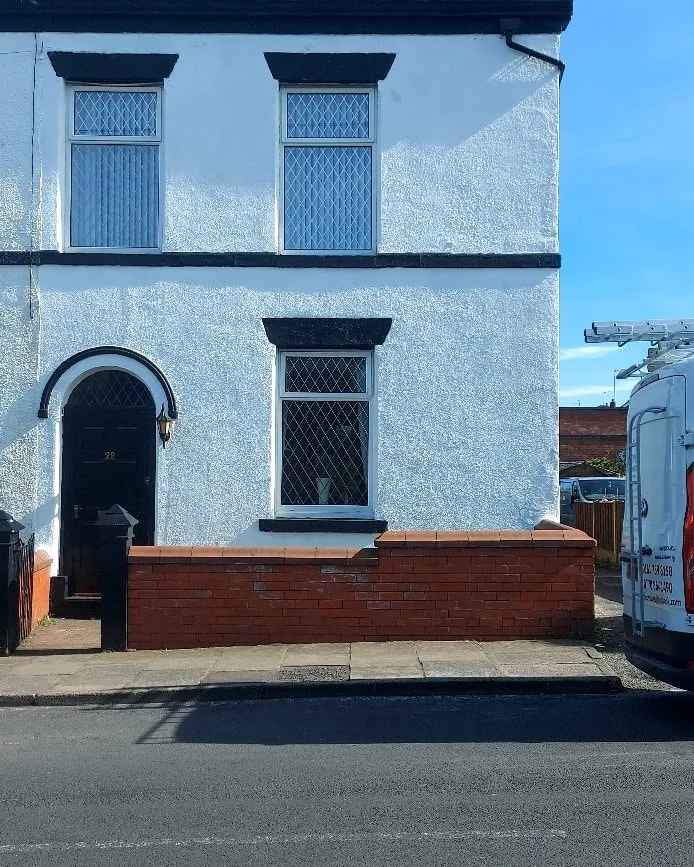 a truck parked in front of a white building